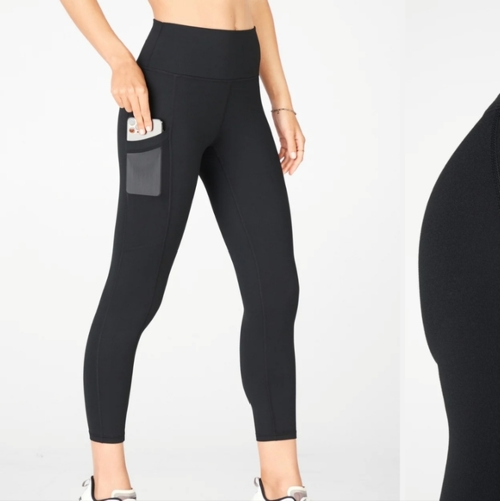 NWT Fabletics On-the-Go High-Waisted Capri leggings Large Black